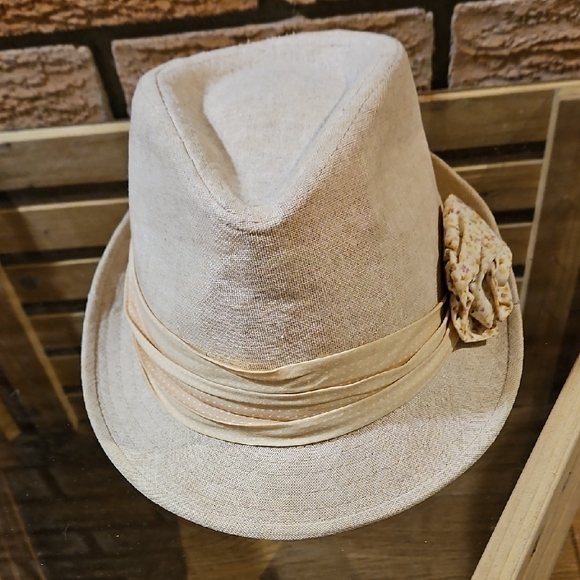 Cream Minimalist Hat with Seamless Design - Picture 4 of 5